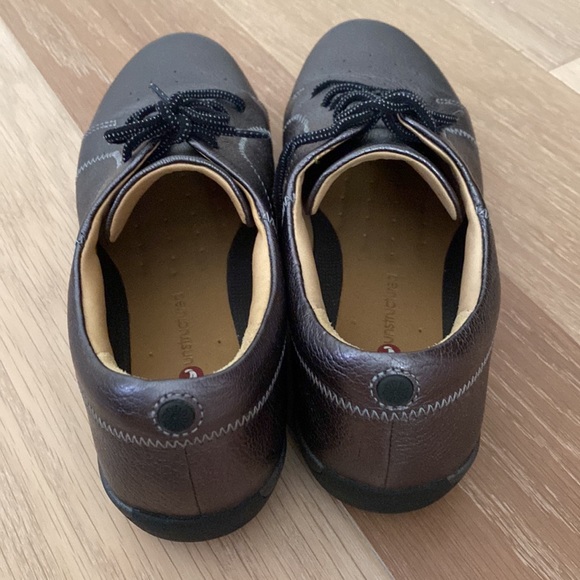 Clarks leather sneakers metallic silver size 7/7.5 - Picture 3 of 4